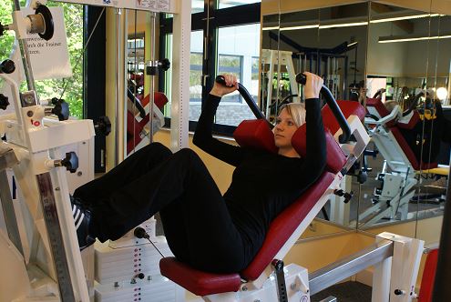 Krafttraining im Fitnessstudio - hier: Beinpresse