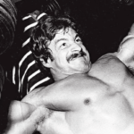 Mike Mentzer in seinen besten Jahren. Hier auf der Schrägbank mit Kurzhanteln.