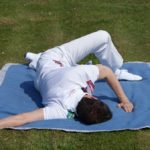 Dehnung / Stretching des Pectoralis / Brustmuskel in Bauchlage