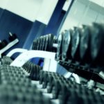 Karzhantel-Ablage mit mehreren Kurzhanteln in einem Fitnessstudio.