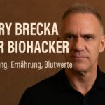 Porträt von Gary Brecka mit neutralem Gesichtsausdruck vor braunem Hintergrund; links im Bild steht der Titel: „Gary Brecka – Der Biohacker. Training, Ernährung, Blutwerte“