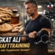 Tongkat Ali Wurzel und Kapseln neben Mann beim Krafttraining mit Testosteron-Struktur im Hintergrund
